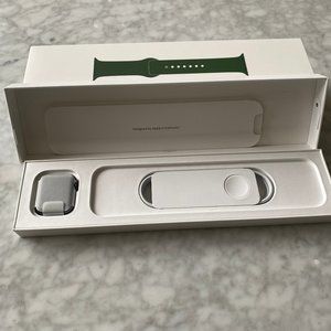 🌟 Brand New Apple Watch SE 40mm Space Gray Aluminum CEL + Bonus Clover Strap 🌟